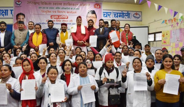 स्वास्थ्य मंत्री डॉ. धन सिंह रावत के हाथों नर्सिंग अधिकारी का नियुक्ति पत्र पाकर खिले युवाओं के चेहरे, चमोली में 128 नवनियुक्त नर्सिंग अधिकारियों को सौंपे नियुक्ति पत्र