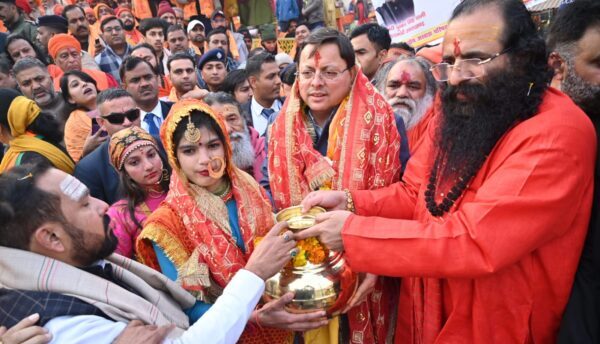 मुख्यमंत्री पुष्कर सिंह धामी ने मां गंगा का पवित्र जल ब्रह्मकुण्ड से कलशों में एकत्रित कर कलश यात्रा को अयोध्या के लिये किया रवाना