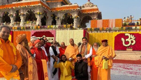 अयोध्या में श्री राम मंदिर प्राण प्रतिष्ठा समारोह में उपस्थित रहे आध्यात्मिक गुरु और रामचरितमानस के प्रचारक पूज्य मोरारी बापू