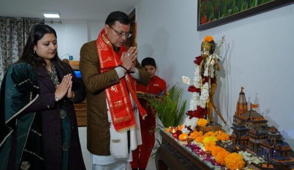 सीएम पुष्कर सिंह धामी ने मुख्यमंत्री आवास में राम ज्योति प्रज्वलित कर प्रभु श्रीराम से  प्रदेश और प्रदेशवासियों की सुख- समृद्धि के लिए की प्रार्थना