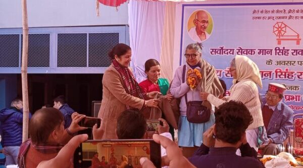 राजेश्वरी करुणा बोक्सा जनजाति बालिका विद्यालय में मानसिंह रावत की जयंती पर दी श्रद्धांजलि