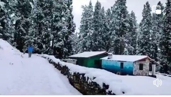 चमोली : जिले में बारिश व बर्फवारी से बढ़ी ठंड, घरों में दुबके लोग