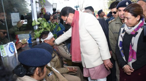 मुख्यमंत्री पुष्कर सिंह धामी ने हल्द्वानी पहुंचकर लिया स्थिति का जायजा; घायल महिला पुलिस दल समेत अन्य पुलिसकर्मियों, प्रशासन, नगर निगमकर्मी और पत्रकार साथियों का जाना हाल चाल