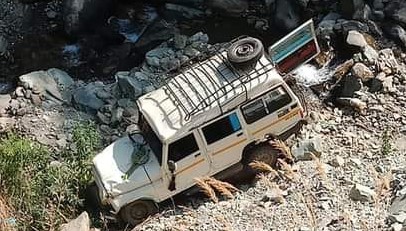 नलगांव-कफोली-बमियाला निर्माणाधीन मोटर मार्ग पर अंत्येष्टि कर घर लौटते समय हुआ वाहन दुर्घटना ग्रस्त एक की मौत, 13 घायल, दो की हालत गंभीर