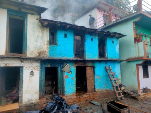 चमोली : नारायणबगड़ विकास खंड के सुदूर उत्तरी कडाकोट पट्टी के कोथरा गांव में आग लगने से 04 कमरों का मकान जल कर हुआ स्वाहा