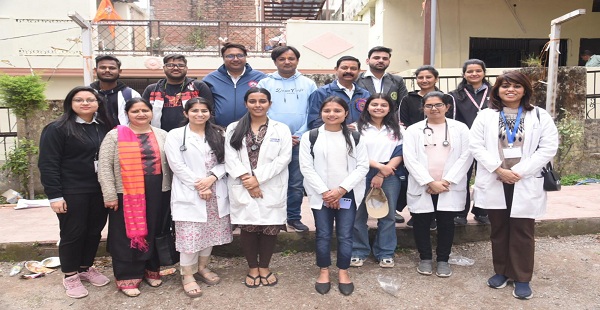 श्री महंत इन्दिरेश अस्पताल के हकीकत राय नगर पार्क में आयोजित निःशुल्क शिविर में 365 ने कराई स्वास्थ्य की जांच, हॉस्पिटल ओर से दी गई निःशुल्क दवाईयां
