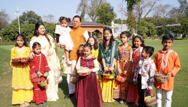 मुख्यमंत्री आवास में धूमधाम से मनाया गया लोकपर्व फूल देई, सीएम पुष्कर सिंह धामी ने प्रदेशवासियों को  फूलदेई के त्योहार की दी हार्दिक बधाई व शुभकामनायें