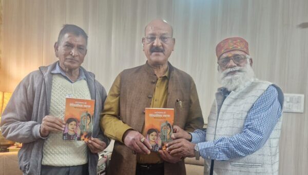 प्रख्यात रंगकर्मी एसपी ममगाई ने कैबिनेट मंत्री सुबोध उनियाल को भेंट की उत्तराखंड के ऐतिहासिक नाटक पुस्तक