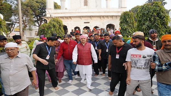 श्री झण्डे जी मेले की भव्यता बढ़ाने पंजाब से पहुंची पैदल संगत, पुष्प वर्षा व श्री गुरु राम राय जी महाराज के जयकारों के साथ हुआ श्री दरबार साहिब में पैदल संगत का भव्य स्वागत