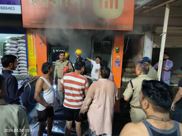 झबरेडा : कन्फेक्शनरी एजेंसी एवं मोबाइल शॉप में लगी आग, पुलिस एवं फायर ब्रिगेड ने पाया काबू, आसपास की दुकानों को जलने से बचाया