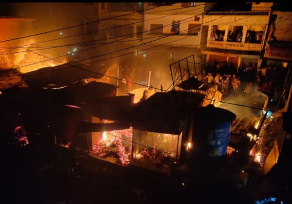 सतपुली में हुआ भीषण अग्निकांड, पुलिस बूथ और 12 दुकानें जलकर राख