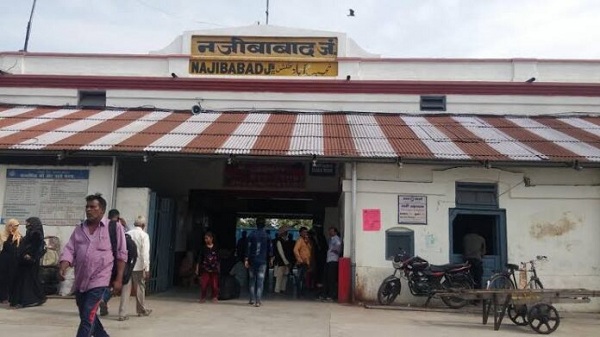 नजीबाबाद : रेलवे स्टेशन के पूछताछ केंद्र में यात्रियों को नहीं मिल पा रही हैं पूर्ण सुविधा, रेल मंत्री से की गई शिकायत