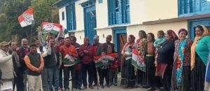 चमोली : दलों ने किया गांव की ओर रूख, भाजपा व कांग्रेस के कार्यकर्ता अपने-अपने प्रत्याशी के लिए मांग रहे आशीर्वाद