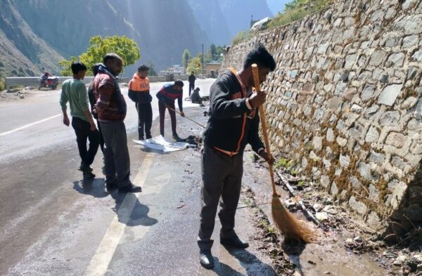 चमोली : यात्रा मार्ग पर नगर पालिका जोशीमठ ने की सफाई व्यवस्था शुरू