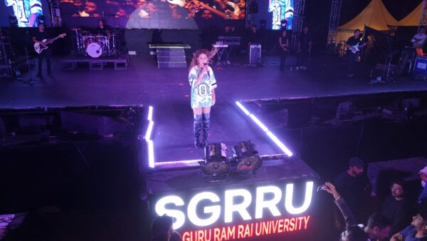 श्री गुरु राम राय विश्वविद्यालय के जैनिथ-2024 में सुनिधि चौहान का हाईवोल्टेज शो, हज़ारों  छात्र-छात्राओं पर चढ़ा बॉलीवुड गीत संगीत का सुरूर, SGRRU की ब्रांड एंबेसडर क्रिकेटर स्नेह राणा को भी किया गया सम्मानित