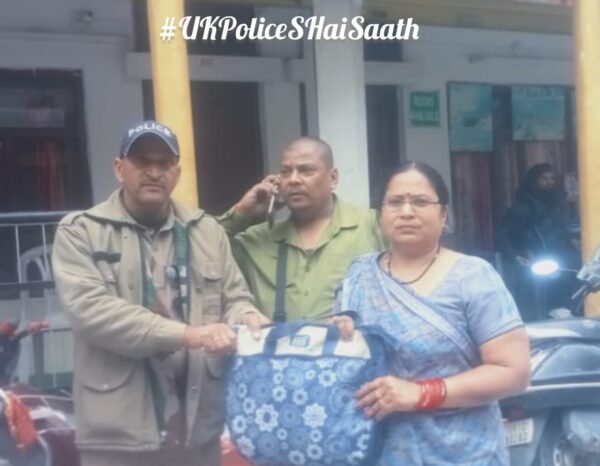 चारधाम यात्रा : पुलिस जवान ने गंगोत्री धाम में मध्यप्रदेश की तीर्थयात्री सुनीता गुप्ता का खोया बैग सुरक्षित वापस लौटाया