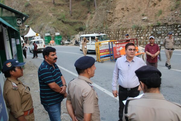 डीएम डॉ. मेहरबान सिंह बिष्ट ने यमुनोत्री यात्रा मार्ग पर यात्रा व्यवस्थाओं का किया निरीक्षण, अधिकारियों को दिए आवश्यक दिशा निर्देश