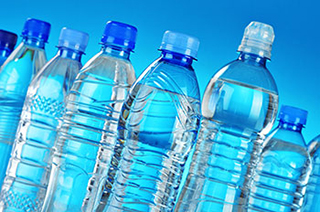 प्लास्टिक निर्मित सभी पेय पदार्थ की बोतलों पर लगाए जाएंगे क्यूआर कोड, प्लास्टिक बोतल वापस जमा कराने पर रिफंड होंगे 10 रूपए