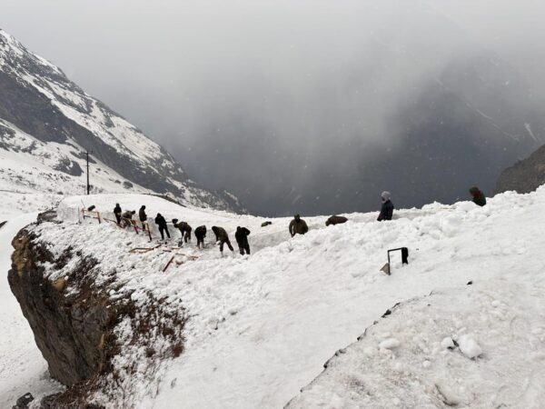 सेना के जवानों ने हेमकुंड साहिब यात्रा मार्ग पर 04 किमी बर्फ हटाकर आवाजाही की सुचारु