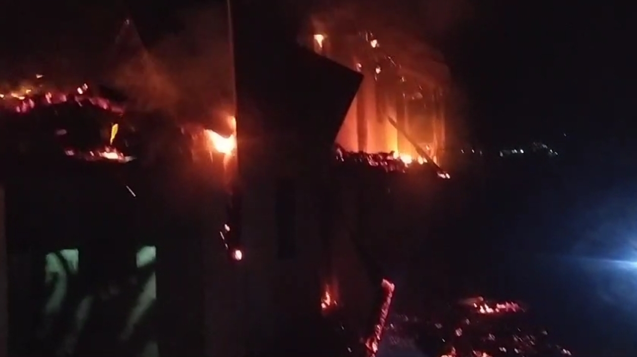 बंजर खेत मे लगी आग पहुंची गाँव एक घर जल कर राख, भूमि संरक्षण वन प्रभाग लैंसडौन की 12 सदस्यी टीम ने कड़ी मशक्कत के बाद आग पर पाया काबू