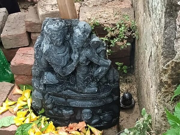 खुदाई के दौरान दूसरी बार मिली प्राचीन शिव-पार्वती की मूर्ति