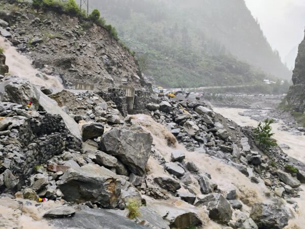 बदरीनाथ हाइवे पर लामबगड में पहाड़ी आये बोल्डर, दो घंटे तक रहा अवरूद्ध, सुरक्षा की दृष्टि से पांडुकेश्वर में रोका यातायात