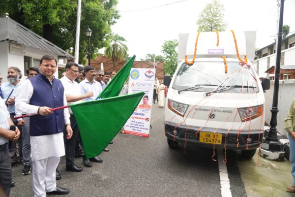 मुख्यमंत्री पुष्कर सिंह धामी ने राज्य की पहली लैब ऑन व्हील्स-मोबाइल साइंस लैब को दिखाई हरी झंडी