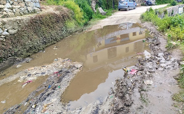 पोखरी ब्लॉक मुख्यालय को जाने वाली सड़क पर स्कबर बन्द होने से तालाबा में हुई तब्दील