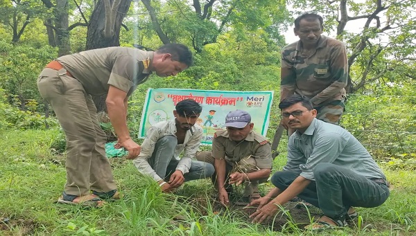 “एक पेड़ माँ के नाम” अभियान के तहत किया वृक्षारोपण