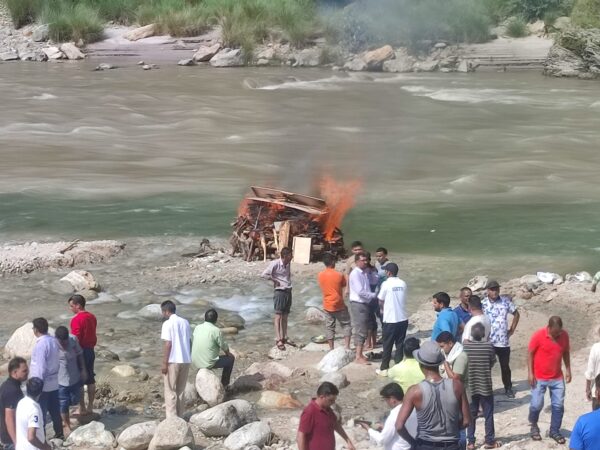 सैन्य सम्मान के साथ सूर्यप्रयाग घाट सुमाड़ी में किया गया शहीद आनंद सिंह रावत का अंतिम संस्कार