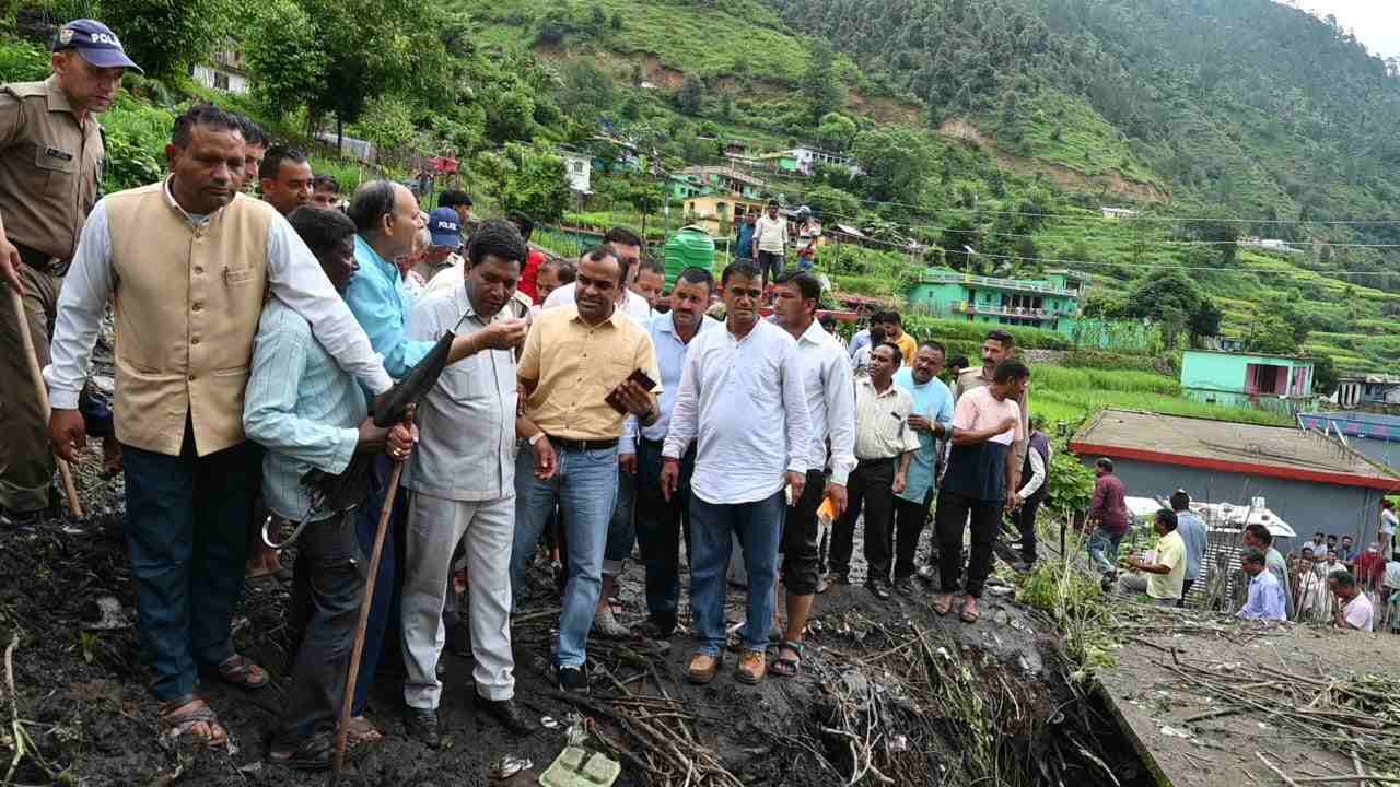 भिलंगना विकासखंड के बाल गंगा एवं बूढ़ा केदार में हुई भारी बारिश और भूस्खलन से काफी नुकसान, मलवे से निकाले गए दो शव, सीएम धामी ने अधिकारियों को दिए निर्देश