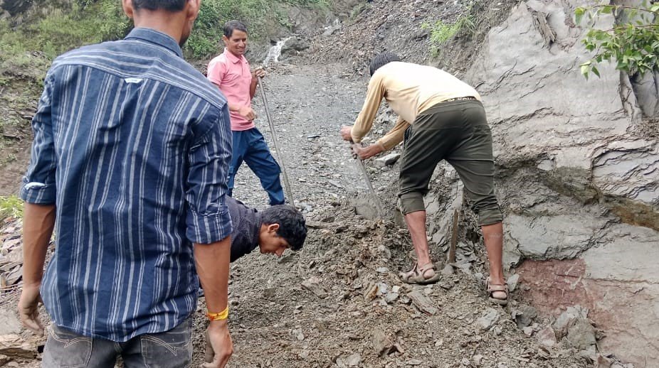 सड़क क्षतिग्रस्त होने से किरूली गांव के ग्रामीणों की मुश्किलें बढ़ी, गैंती बेलचा, सबल लेकर ग्रामीण खुद जुटे हैं सड़क खोलने में