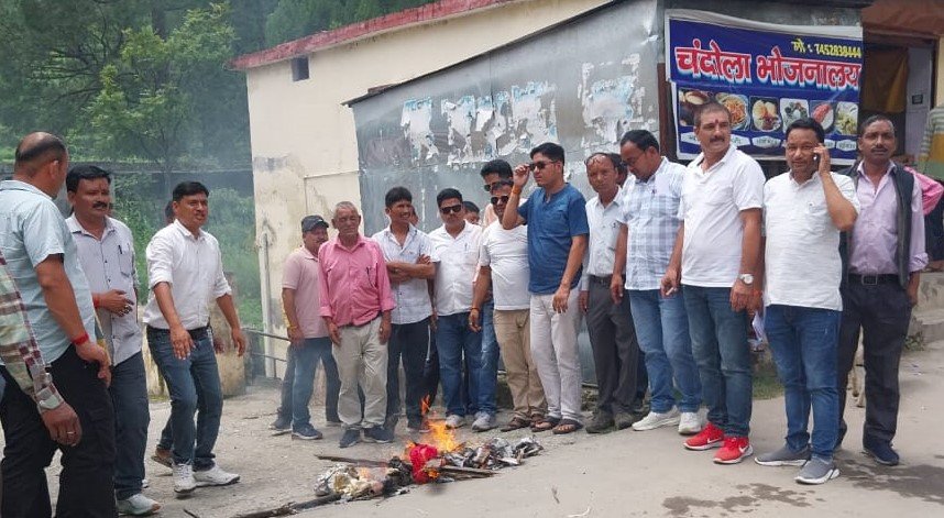 ठेकेदार संघ ने फूंका सिचांई मंत्री सतपाल महाराज का पुतला