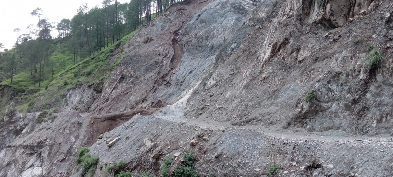 छह दिनों से बंद सुयालकोट मोटर मार्ग बंद, गांव तक नहीं पहुंच पा रही सामग्री