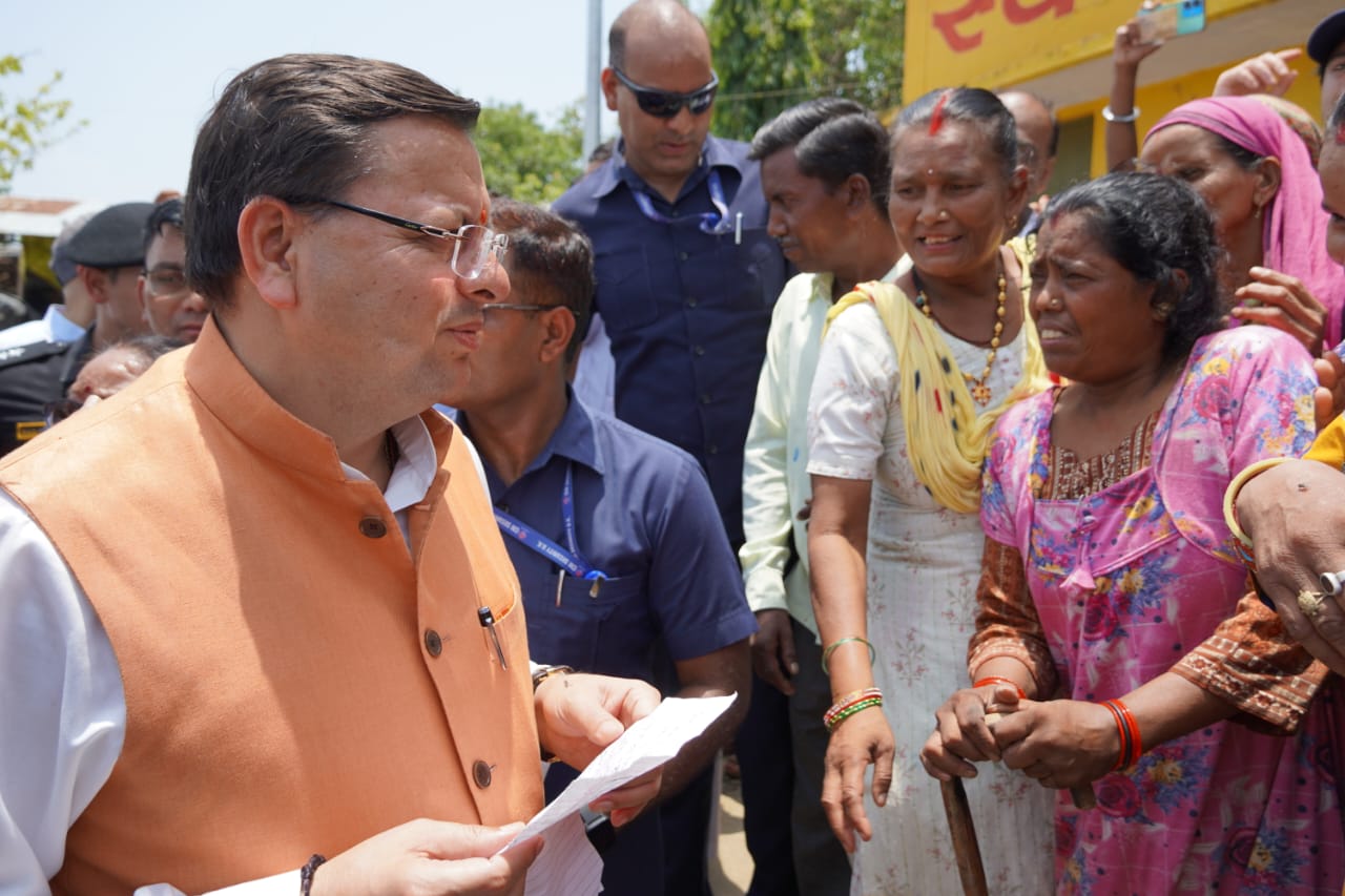 सीएम धामी ने टनकपुर, बनबसा क्षेत्र के बाढ़ प्रभावित क्षेत्रों का किया स्थलीय व हवाई निरीक्षण, बाढ़ प्रभावितों से मिलकर सुनी उनकी समस्याएं