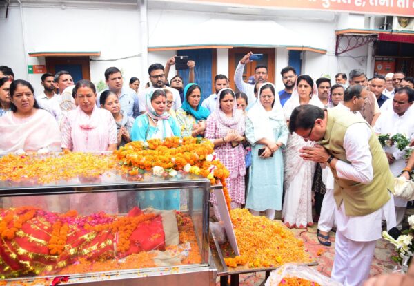 मुख्यमंत्री पुष्कर सिंह धामी ने भाजपा कार्यालय में केदारनाथ विधायक शैलारानी रावत के पार्थिव शरीर पर पुष्पचक्र अर्पित कर दी श्रद्धांजलि