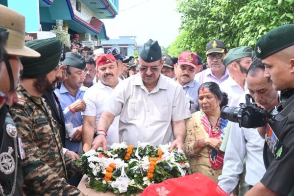 सैनिक कल्याण मंत्री गणेश जोशी ने अमर शहीद नायक विनोद सिंह को पुष्पचक्र अर्पित कर दी भावपूर्ण श्रद्धांजलि