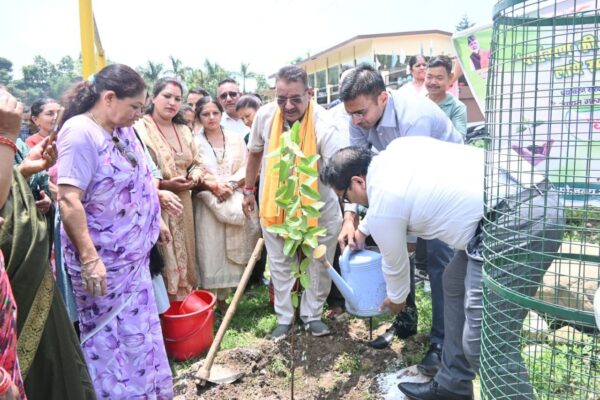 ग्राम्य विकास मंत्री गणेश जोशी ने विभिन्न प्रजाति के फलदार पौधों का रोपण कर पर्यावरण संरक्षण का दिया संदेश 