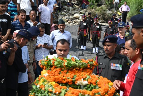 वीर शहीद आदर्श नेगी एवं विनोद सिंह भंडारी को गमगीन माहौल में सैन्य सम्मान के साथ दी गई अंतिम विदाई