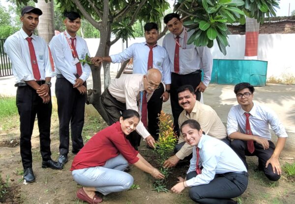 IHMS कॉलेज में धूमधाम से मनाया गया लोक पर्व हरेला कालेज प्रबंधन, प्राध्‍यापकों और छात्र छात्राओं ने रोपे विभिन्‍न प्रजातियों के पौधे