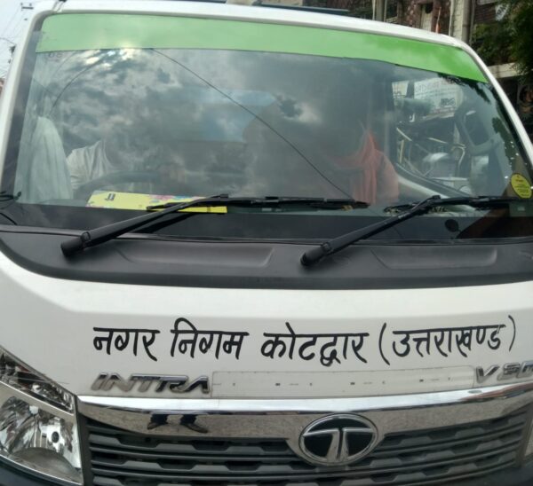 सड़क पर कूड़ा डालने वालों पर होगी सख्त कार्रवाई – नगर आयुक्त वैभव गुप्ता