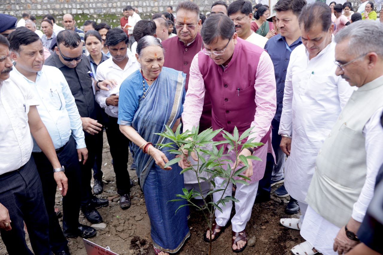 गुरू पूर्णिमा के शुभ अवसर पर मुख्यमंत्री धामी ने ‘एक पेड़ मां के नाम’ अभियान के अंतर्गत अपनी माताजी संग किया पौधारोपण