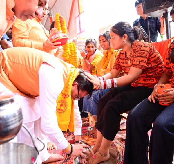 मुख्यमंत्री पुष्कर सिंह धामी ने हरिद्वार में शिवभक्त कांवड़ियों के चरण धोकर किया स्वागत, सुगम व सुरक्षित कांवड़ यात्रा की दी  शुभकामनाएं, कहा – आस्था एवं विकास के साथ सनातन संस्कृति के संरक्षण का कार्य कर रही है राज्य सरकार 