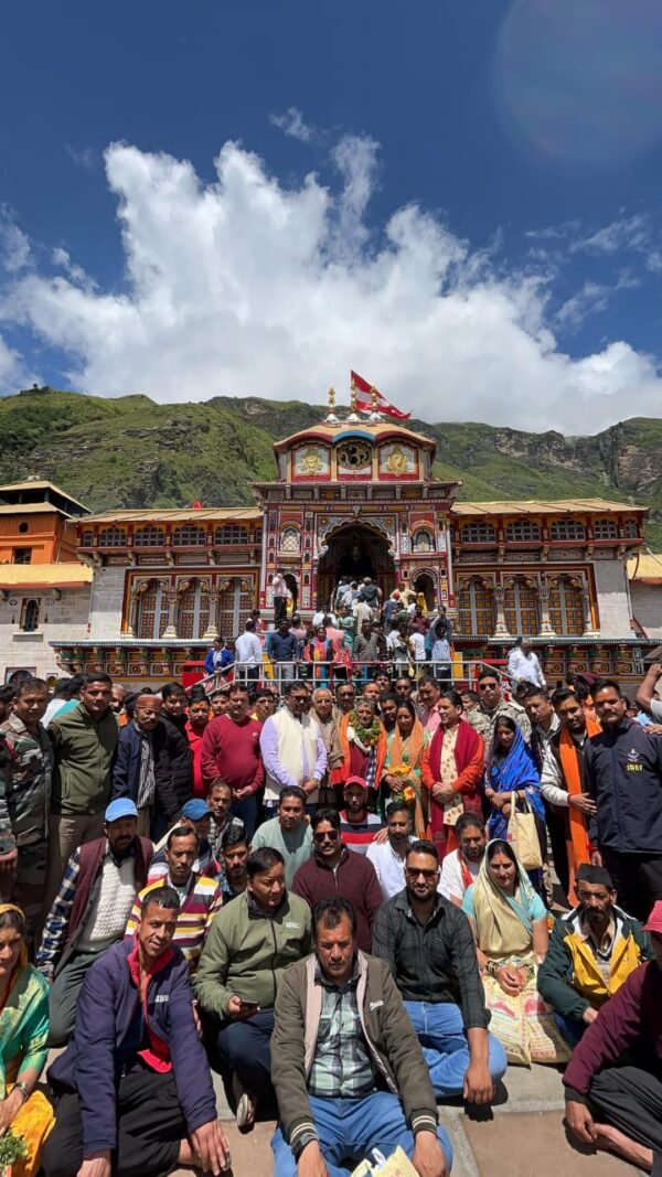 श्री बदरीनाथ- केदारनाथ मंदिर समिति कर्मी प्रकाश रतूड़ी को सेवानिवृत्त होने पर दी विदाई, श्री बदरीनाथ धाम में बीकेटीसी  उपाध्यक्ष किशोर पंवार की उपस्थिति में विदाई सम्मान समारोह आयोजित 