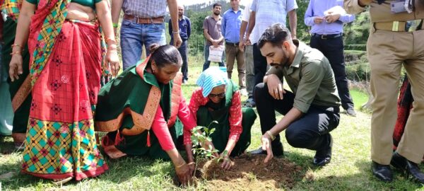 डीएम डॉ. आशीष चौहान ने ग्रामीणों के साथ राप्रावि गाडका महर गांव में चलाया पौध रोपण व सफाई अभियान