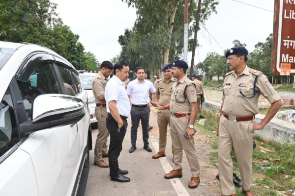 डीएम धीराज सिंह गर्ब्याल एवं एसएसपी प्रमेंद्र डोभाल ने नारसन बॉर्डर–मोहम्मदपुर झाल–मंगलौर पुलिया–रुड़की–पिरान कलियर–बहादराबाद होते हुए हरिद्वार तक कांवड़ पटरी का किया स्थलीय निरीक्षण, दिए निर्देश