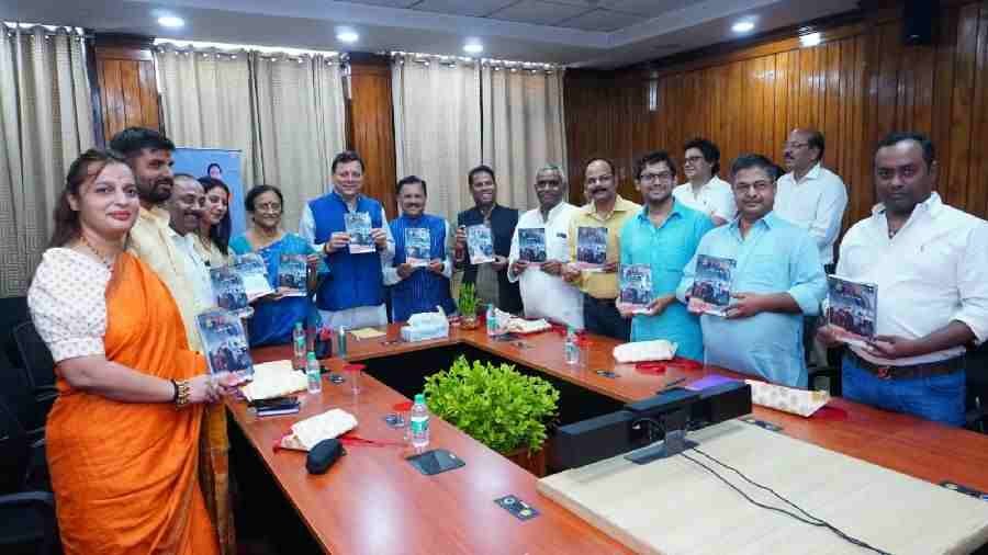 मुख्यमंत्री ने किया ‘वो 17 दिन’ पुस्तक का विमोचन, सिलक्यारा सुरंग में फंसे श्रमिकों पर आधारित है पुस्तक