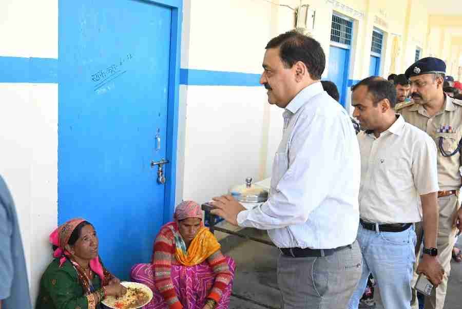 मुख्यमंत्री के निर्देश पर आयुक्त गढ़वाल ने टिहरी के आपदा राहत शिविर राजकीय इण्टर कॉलेज विनक खाल में पीड़ितों का जाना हाल चाल, तिनगढ़ गांव एवं बूढ़ाकेदार आपदाग्रस्त क्षेत्रों का स्थलीय निरीक्षण कर सुनी पीड़ितों की समस्या