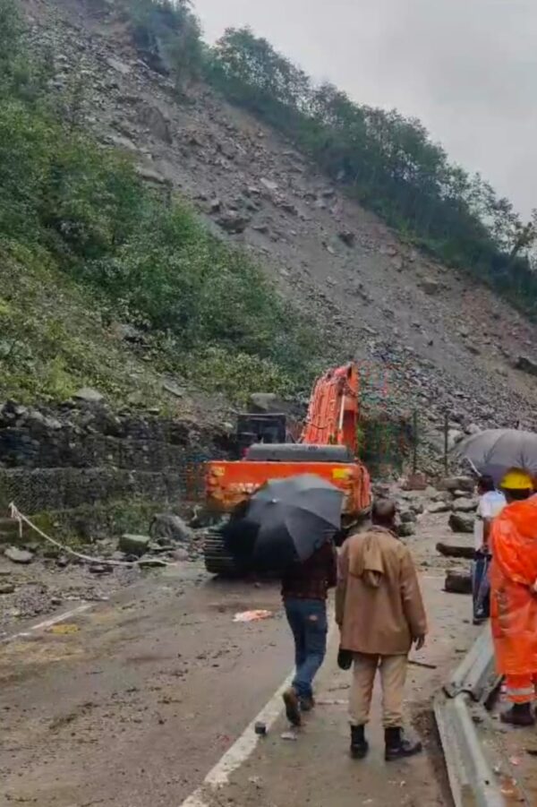 श्री केदारनाथ धाम की यात्रा को पुनः संचालित करने के लिए सोनप्रयाग में बाधित सड़क मार्ग को खोलने के लिए कार्य शुरू