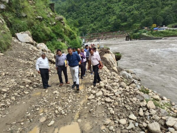 डीएम डॉ. सौरभ गहरवार ने केदारनाथ यात्रा मार्ग का कुंड तक किया निरीक्षण, अधिकारियों को दिए आवश्यक दिशा निर्देश